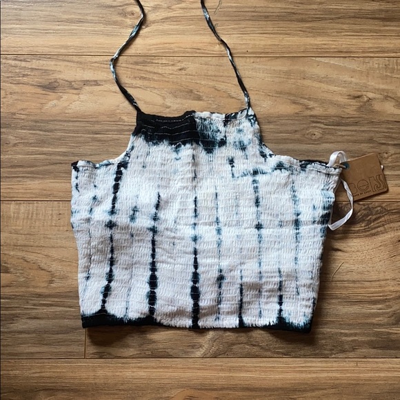 Tops - NWT halter top crop top